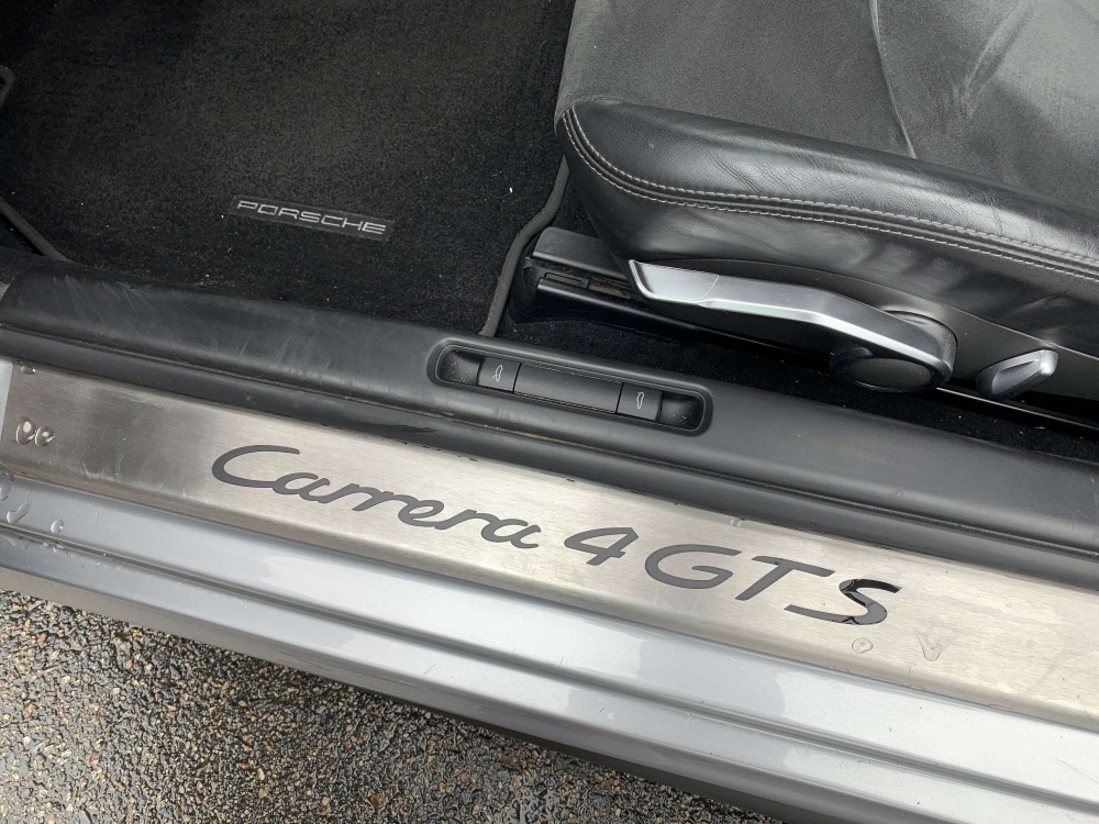 PORSCHE 911 4 GTS Coupé PDK A Gris