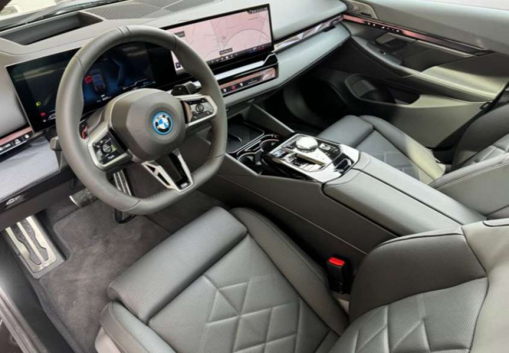 BMW  SERIE 5 550e xDRIVE M SPORT Gris sophisto effet brillant